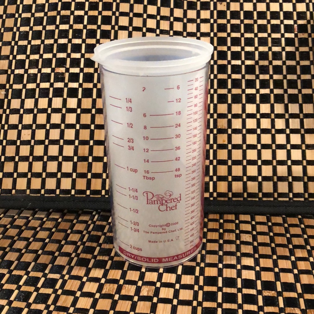 Pampered chef liquid/solid measuring cup